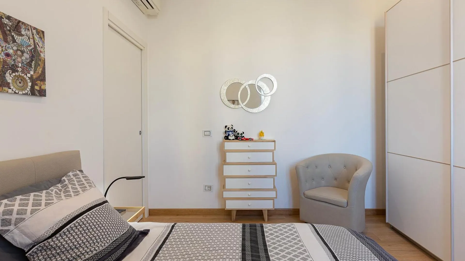 Nice Flat Milan 50M Station! Italy